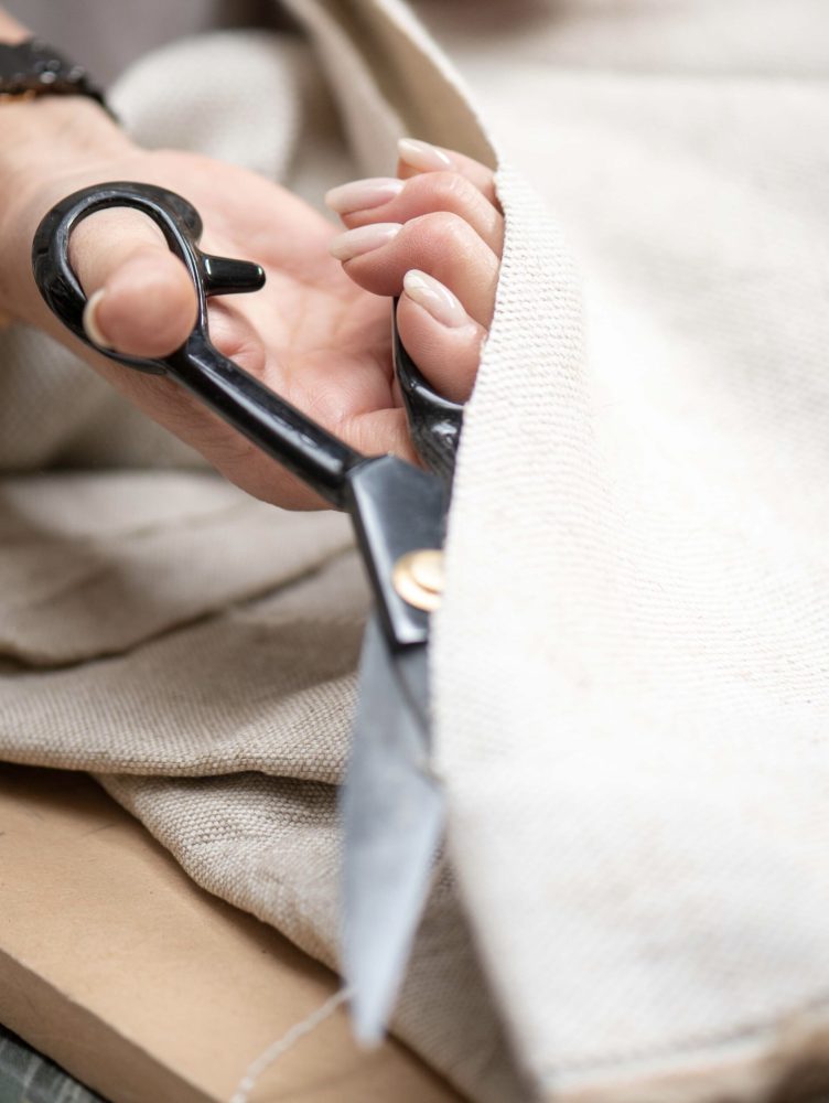 cortando-lino-trenueva-directorio-the-little-black-guide-1