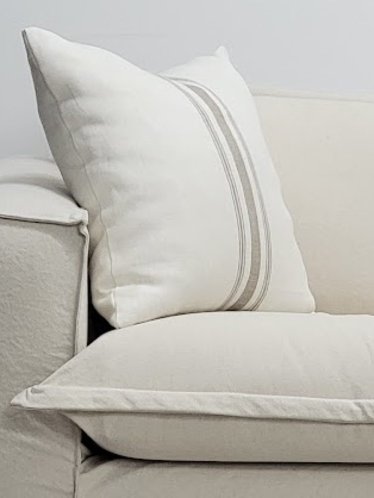 sofa-blanco-trenueva-directorio-the-little-blackguide